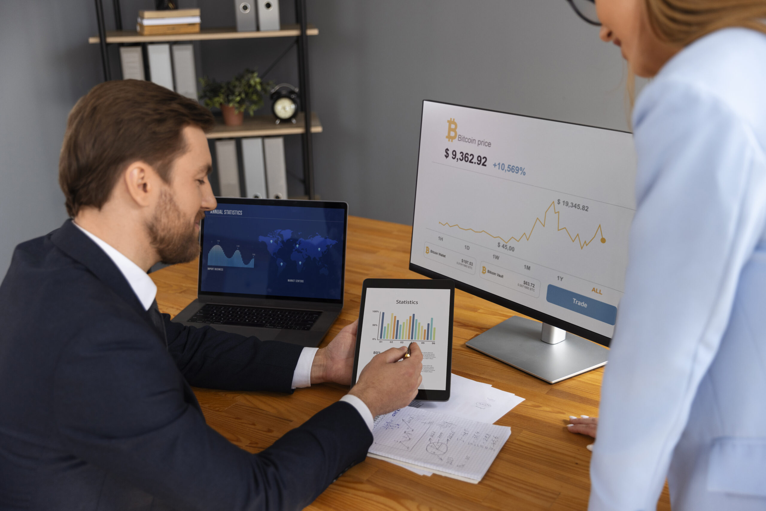 Financial dashboard showing vendor payment optimization, cash flow forecasting, and early payment discount opportunities for F&B operations